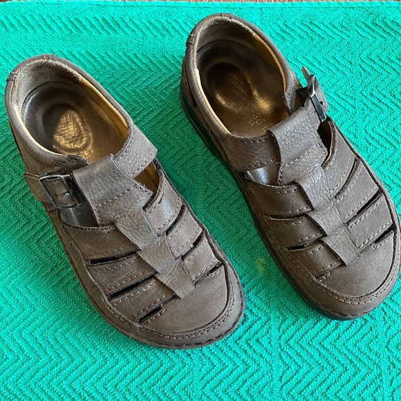 Birkenstock Shoes - Birkenstock Women’s Brown Shoes. Very Good Condition. Size 36.